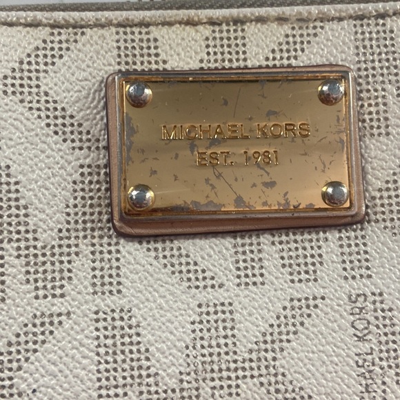 Some dirt due to wear by zipper, some dings on faceplate . Inside is very clean - Picture 2 of 4